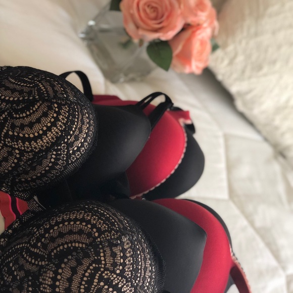 Bundle of Four Victoria Secret Bras - Picture 2 of 7